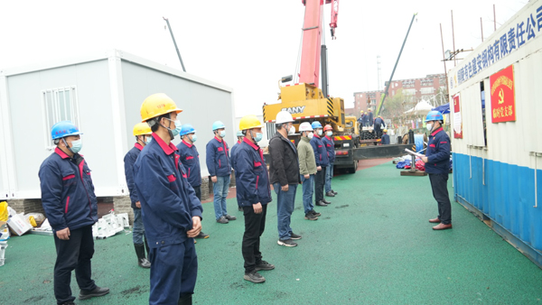 抗擊疫情當(dāng)先鋒  紅色工地踐使命——記市住建局田家炳中學(xué)疫情隔離點建設(shè)臨時黨支部